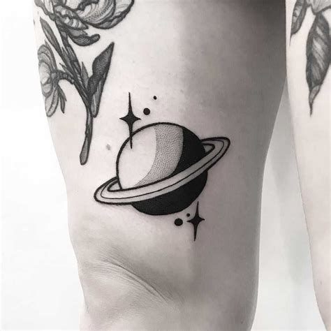 saturno tatto|Saturn Tattoo: 42 Best Examples of This Majestic。